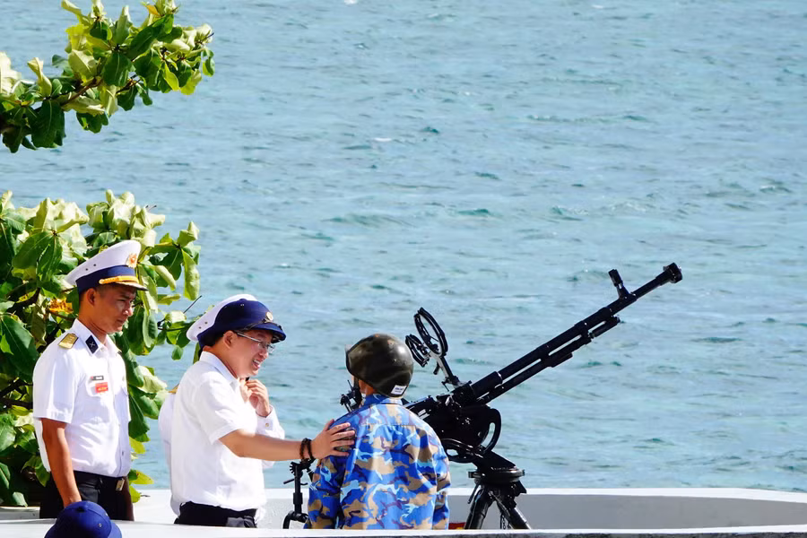 Ông Nguyễn Hải Ninh, Bí thư Tỉnh ủy Khánh Hòa (nay là Bộ trưởng Bộ Tư pháp) thăm, động viên bộ đội đảo Núi Le, Trường Sa đang trực chiến, tháng 4.2022