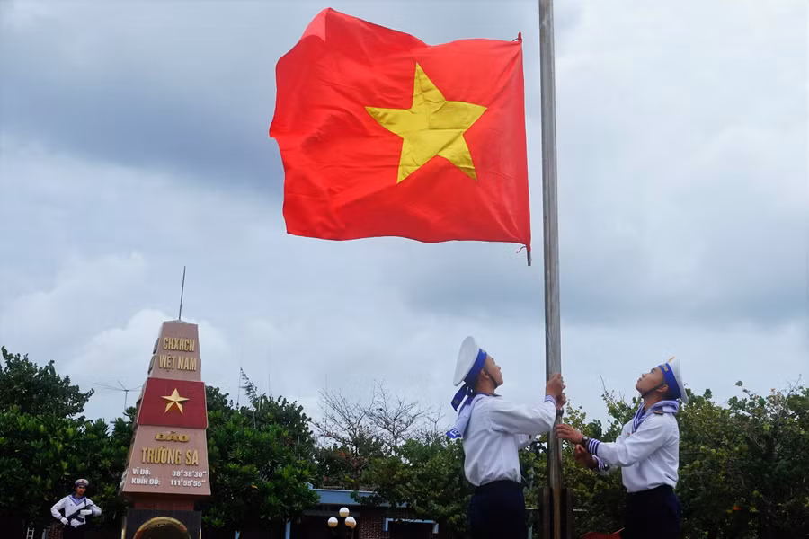 Bộ đội Trường Sa thực hiện nghi lễ thượng cờ Tổ quốc