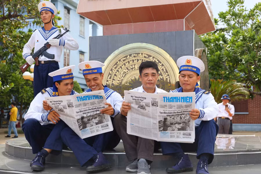 Nhà báo Lâm Hiếu Dũng, Phó tổng biên tập Báo Thanh Niên (thứ 2 từ phải qua) ra thăm bộ đội Trường Sa, tháng 5.2025