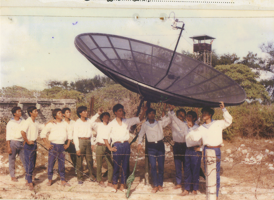Vệ tinh thu sóng truyền hình lắp đặt tại Trường Sa, năm 1991 Vệ tinh thu sóng truyền hình lắp đặt tại Trường Sa, năm 1991