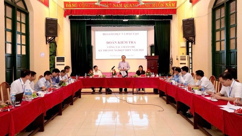Quang cảnh buổi làm việc. Quang cảnh buổi làm việc.
