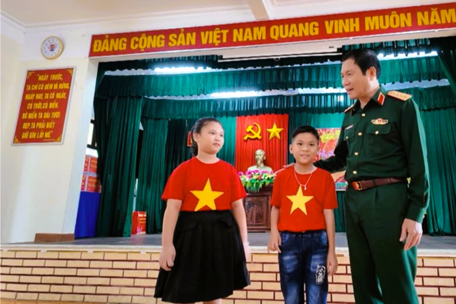 Đại tướng Nguyễn Tân Cương, Tổng tham mưu trưởng Quân đội nhân dân Việt Nam, Thứ trưởng Bộ Quốc phòng) trò chuyện với các học sinh thị trấn Trường Sa, trong chuyến bay ra thăm và chúc tết quân và dân huyện đảo Trường Sa (nay là đặc khu Trường Sa), ngày 16.1.2025 Đại tướng Nguyễn Tân Cương, Tổng tham mưu trưởng Quân đội nhân dân Việt Nam, Thứ trưởng Bộ Quốc phòng) trò chuyện với các học sinh thị trấn Trường Sa, trong chuyến bay ra thăm và chúc tết quân và dân huyện đảo Trường Sa (nay là đặc khu Trường Sa), ngày 16.1.2025