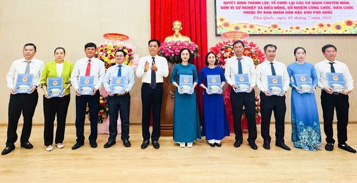 Ông Lê Quốc Anh trao quyết định bổ nhiệm cho cán bộ thuộc UBND đặc khu Phú Quốc Ông Lê Quốc Anh trao quyết định bổ nhiệm cho cán bộ thuộc UBND đặc khu Phú Quốc