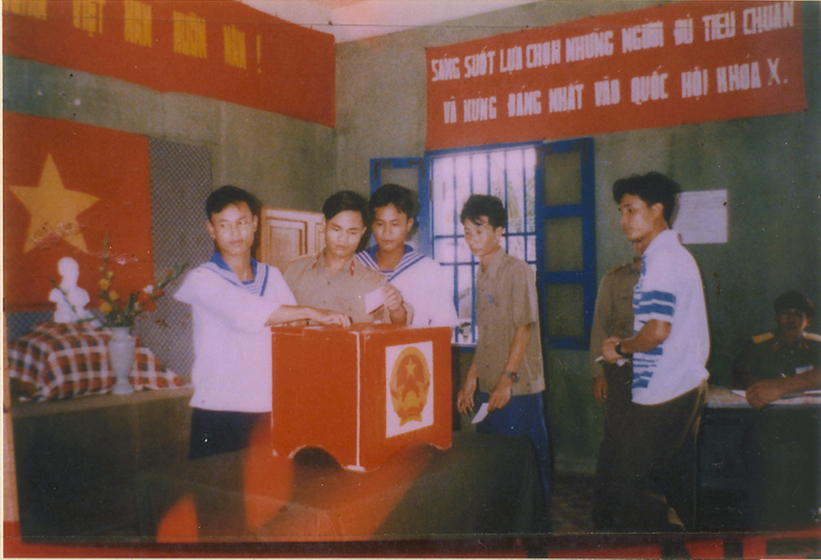 Quân và dân Trường Sa bầu cử đại biểu Quốc hội khóa X, năm 1997 Quân và dân Trường Sa bầu cử đại biểu Quốc hội khóa X, năm 1997