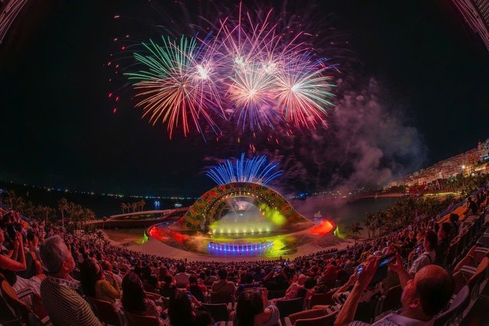 Phú Quốc có màn pháo hoa nghệ thuật hàng đêm, cùng những show diễn đẳng cấp quốc tế, những công trình biểu tượng vang danh thế giới như cáp treo 3 dây dài nhất thế giới, Cầu Hôn… Phú Quốc có màn pháo hoa nghệ thuật hàng đêm, cùng những show diễn đẳng cấp quốc tế, những công trình biểu tượng vang danh thế giới như cáp treo 3 dây dài nhất thế giới, Cầu Hôn…