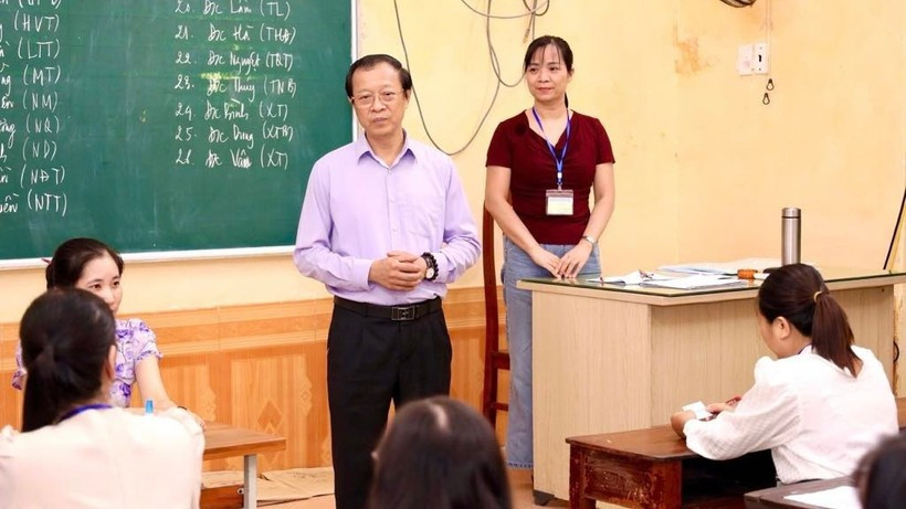 Thứ trưởng Giáo dục và Đào tạo Phạm Ngọc Thưởng động viên cán bộ, giáo viên tham gia chấm thi tại tỉnh Ninh Bình. Thứ trưởng Giáo dục và Đào tạo Phạm Ngọc Thưởng động viên cán bộ, giáo viên tham gia chấm thi tại tỉnh Ninh Bình.