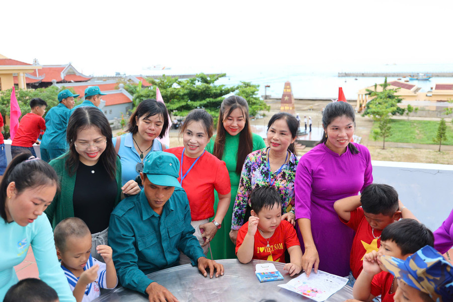 Người dân làng chài Đá Tây, thuộc đặc khu Trường Sa Người dân làng chài Đá Tây, thuộc đặc khu Trường Sa