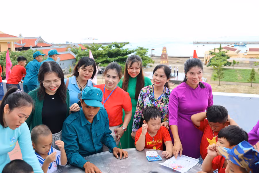 Người dân làng chài Đá Tây, thuộc đặc khu Trường Sa