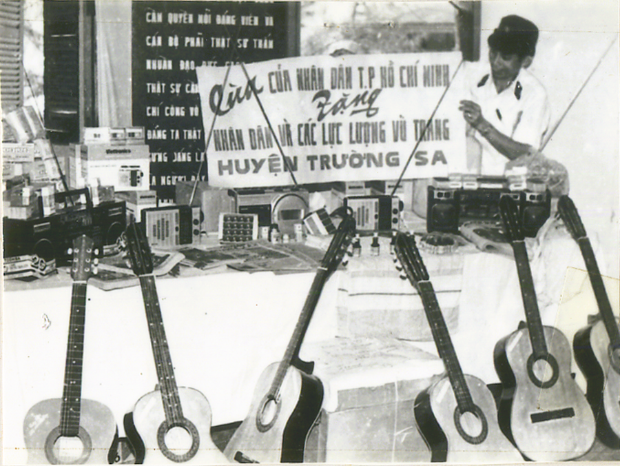 Quà tặng của nhân dân TP.HCM gửi tặng quân và dân huyện Trường Sa, tháng 4.1988 Quà tặng của nhân dân TP.HCM gửi tặng quân và dân huyện Trường Sa, tháng 4.1988