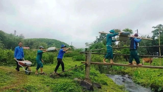 Cõng vật liệu vào bản xa để xóa nhà tạm Cõng vật liệu vào bản xa để xóa nhà tạm