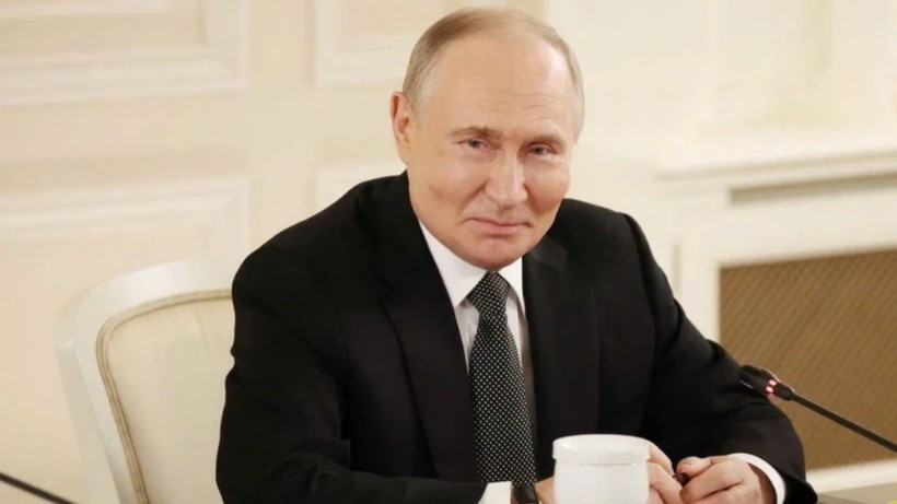 Tổng thống Liên bang Nga Vladimir Putin tại cuộc gặp với Trưởng Đoàn đại biểu các Hãng thông tấn OANA và đại diện cơ quan truyền thông lớn trên thế giới. (Ảnh: TTXVN) Tổng thống Liên bang Nga Vladimir Putin tại cuộc gặp với Trưởng Đoàn đại biểu các Hãng thông tấn OANA và đại diện cơ quan truyền thông lớn trên thế giới. (Ảnh: TTXVN)