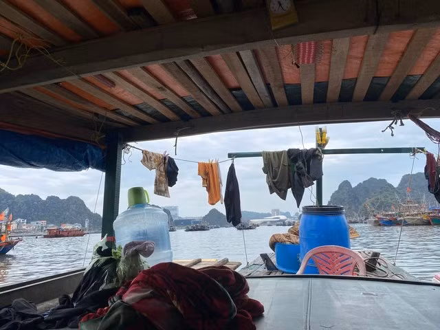 Mọi sinh hoạt đều diễn ra trên chiếc thuyền chừng 12 m2
