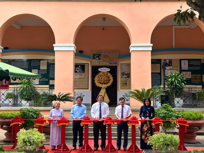 Các đại biểu cắt băng khai mạc triển lãm Các đại biểu cắt băng khai mạc triển lãm