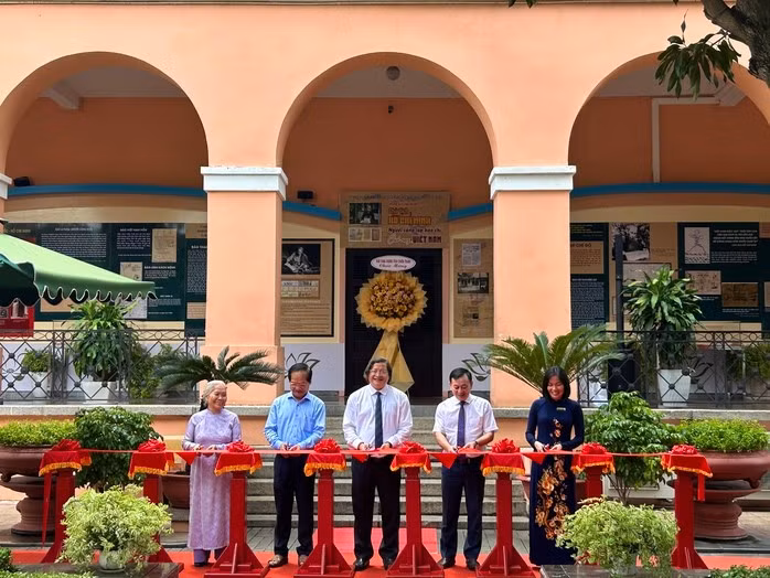 Các đại biểu cắt băng khai mạc triển lãm