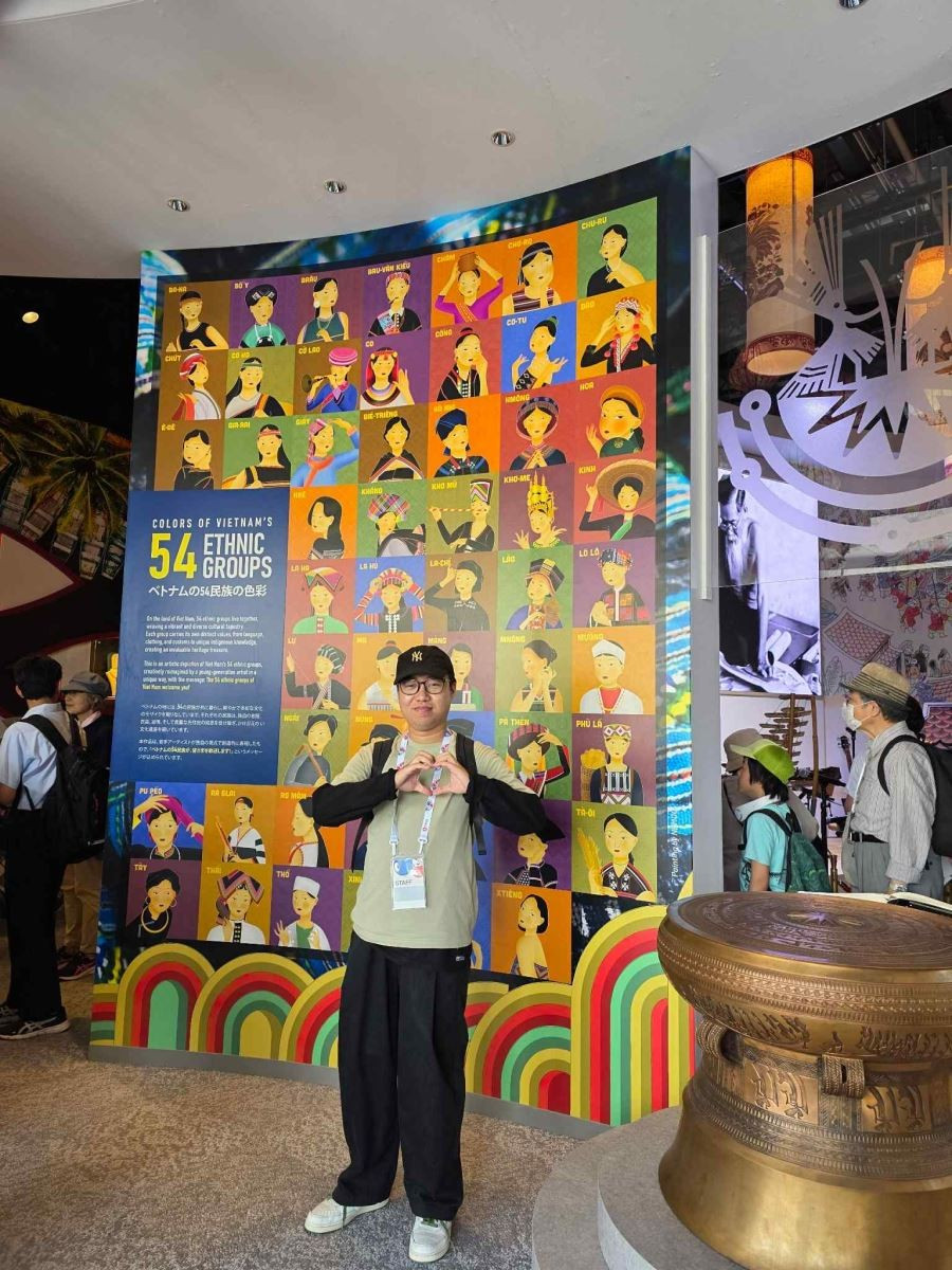 Images of 54 ethnic groups attract the attention and love of many young people and international tourists. Hình ảnh 54 dân tộc thu hút được sự quan tâm, yêu thích của đông đảo các bạn trẻ và du khách quốc tế.