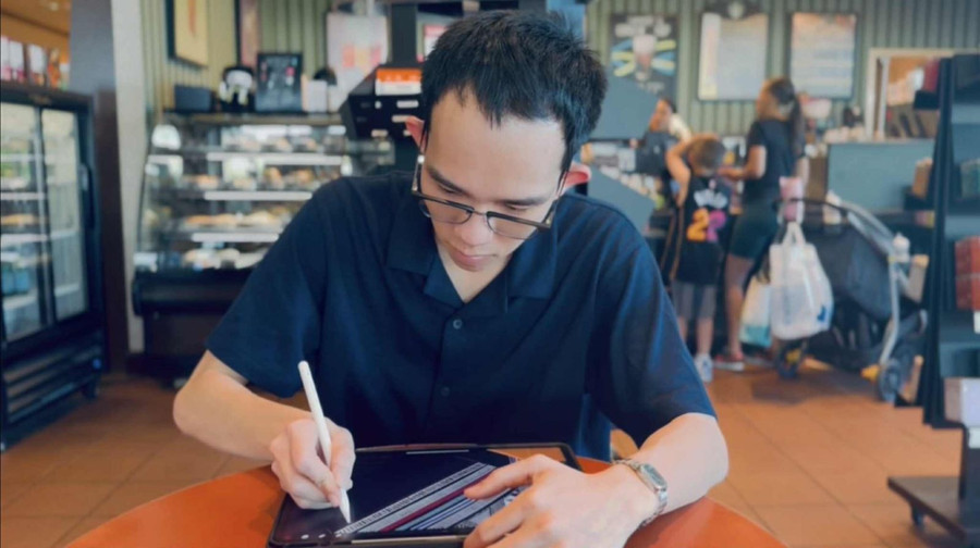 Young artist Truong An Dan and the process of diligent self-study. Chàng họa sĩ trẻ Trương An Dân và quá trình miệt mài tự học.