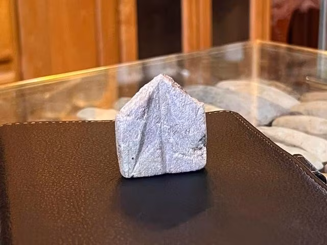 Anh Hiền đang sở hữu khuôn đúc mũi tên đồng hình cánh én, món đồ cổ được xem là độc bản ở Tây nguyên