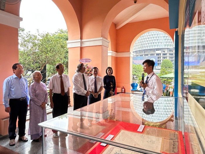 Đại biểu nghe thuyết minh và xem trưng bày chuyên đề Đại biểu nghe thuyết minh và xem trưng bày chuyên đề