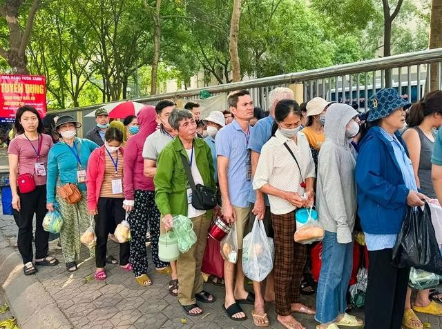 Mỗi chiều thứ bảy hằng tuần, mọi người lại xếp hàng để nhận những suất cháo yêu thương từ nhóm Thiện nguyện Hà Nội Mỗi chiều thứ bảy hằng tuần, mọi người lại xếp hàng để nhận những suất cháo yêu thương từ nhóm Thiện nguyện Hà Nội