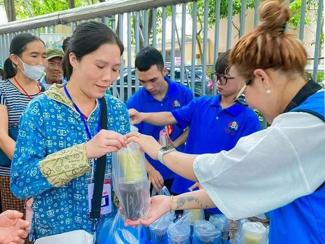 Không chỉ có cháo, buổi thiện nguyện còn hỗ trợ bệnh nhân chè, hoa quả, sữa tươi… Mỗi suất ăn chứa đựng tình yêu thương của những trái tim thiện lành Không chỉ có cháo, buổi thiện nguyện còn hỗ trợ bệnh nhân chè, hoa quả, sữa tươi… Mỗi suất ăn chứa đựng tình yêu thương của những trái tim thiện lành