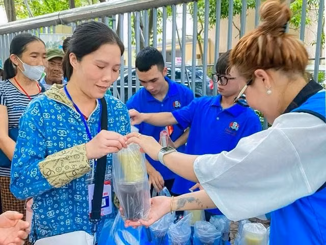 Không chỉ có cháo, buổi thiện nguyện còn hỗ trợ bệnh nhân chè, hoa quả, sữa tươi… Mỗi suất ăn chứa đựng tình yêu thương của những trái tim thiện lành