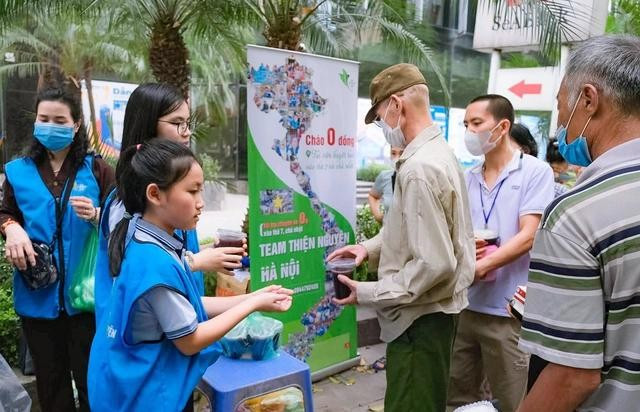 Buổi thiện nguyện còn thu hút rất nhiều em học sinh, sinh viên tham gia Buổi thiện nguyện còn thu hút rất nhiều em học sinh, sinh viên tham gia