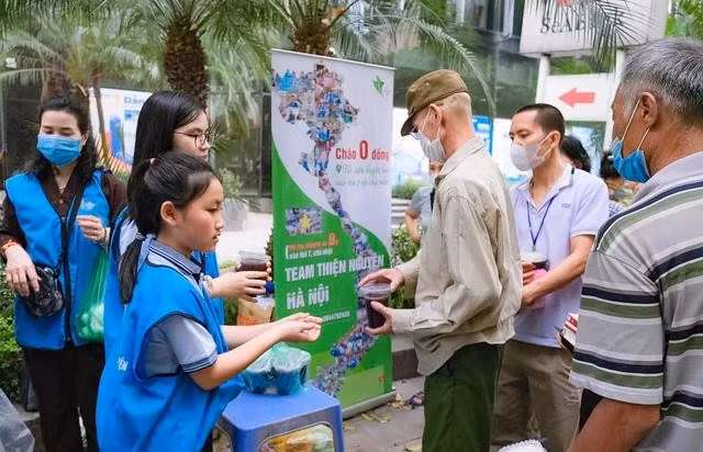 Buổi thiện nguyện còn thu hút rất nhiều em học sinh, sinh viên tham gia