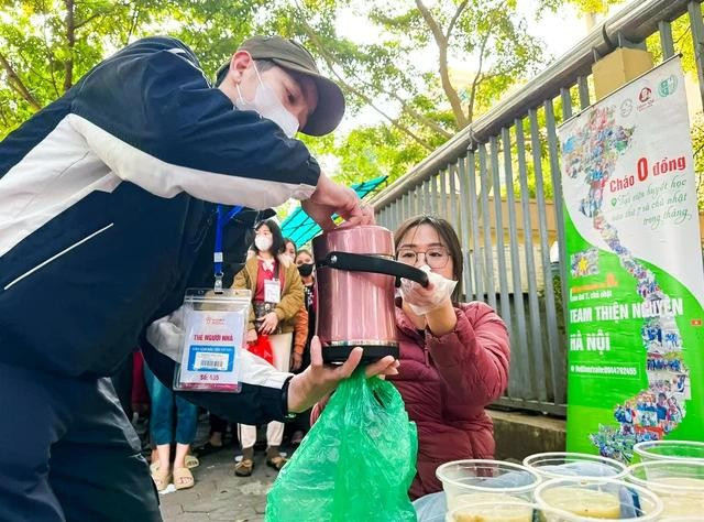 "Bếp cháo 0 đồng" mang hơi ấm tình thương đến những bệnh nhân nghèo "Bếp cháo 0 đồng" mang hơi ấm tình thương đến những bệnh nhân nghèo