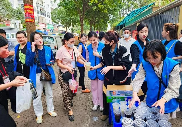 Ai cũng niềm nở, vui mừng và xúc động trước nghĩa cử của nhóm bạn trẻ Ai cũng niềm nở, vui mừng và xúc động trước nghĩa cử của nhóm bạn trẻ