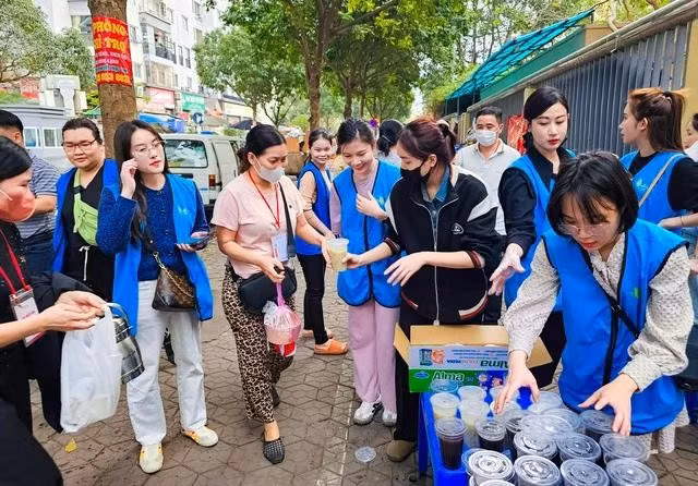 Ai cũng niềm nở, vui mừng và xúc động trước nghĩa cử của nhóm bạn trẻ