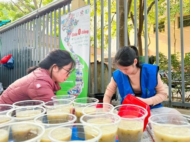Những suất cháo được đóng hộp cẩn thận, thơm ngon, đảm bảo vệ sinh an toàn thực phẩm Những suất cháo được đóng hộp cẩn thận, thơm ngon, đảm bảo vệ sinh an toàn thực phẩm
