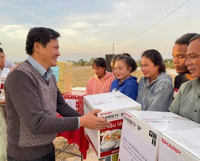 Phó Chủ tịch Thường trực HĐND tỉnh Gia Lai Trương Văn Đạt trao 38 suất quà cho các hộ dân Suối Cạn, thôn Thắng Lợi 3, xã Ia Sol, huyện Phú Thiện rời vùng sạt lở về khu định cư mới. Ảnh: Thanh Tuấn Phó Chủ tịch Thường trực HĐND tỉnh Gia Lai Trương Văn Đạt trao 38 suất quà cho các hộ dân Suối Cạn, thôn Thắng Lợi 3, xã Ia Sol, huyện Phú Thiện rời vùng sạt lở về khu định cư mới. Ảnh: Thanh Tuấn