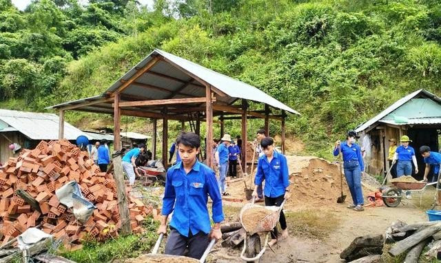 Thanh niên Nam Giang tham gia xóa nhà tạm Thanh niên Nam Giang tham gia xóa nhà tạm