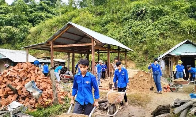 Thanh niên Nam Giang tham gia xóa nhà tạm