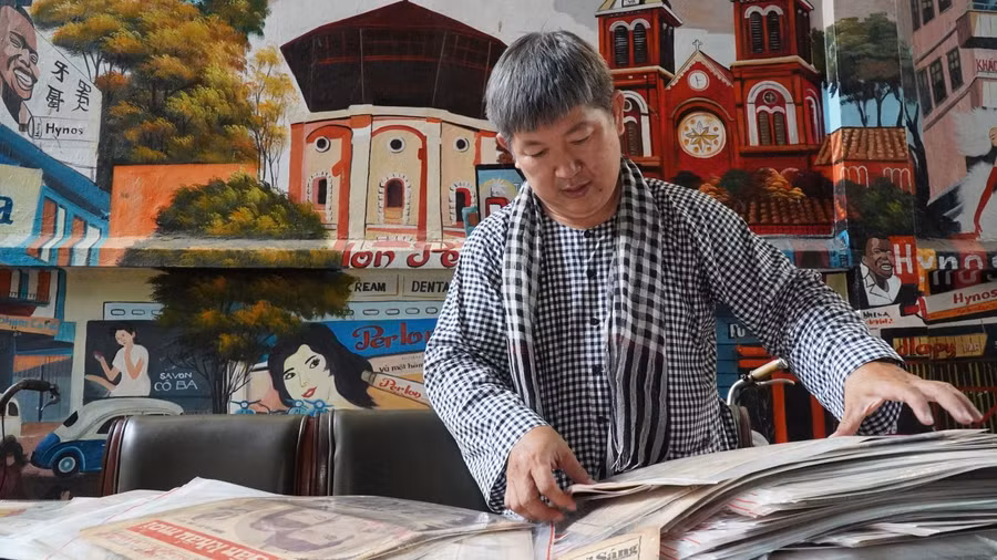 Người sở hữu bộ sưu tập hơn 1.000 tờ báo “cổ” tại TP Hồ Chí Minh.