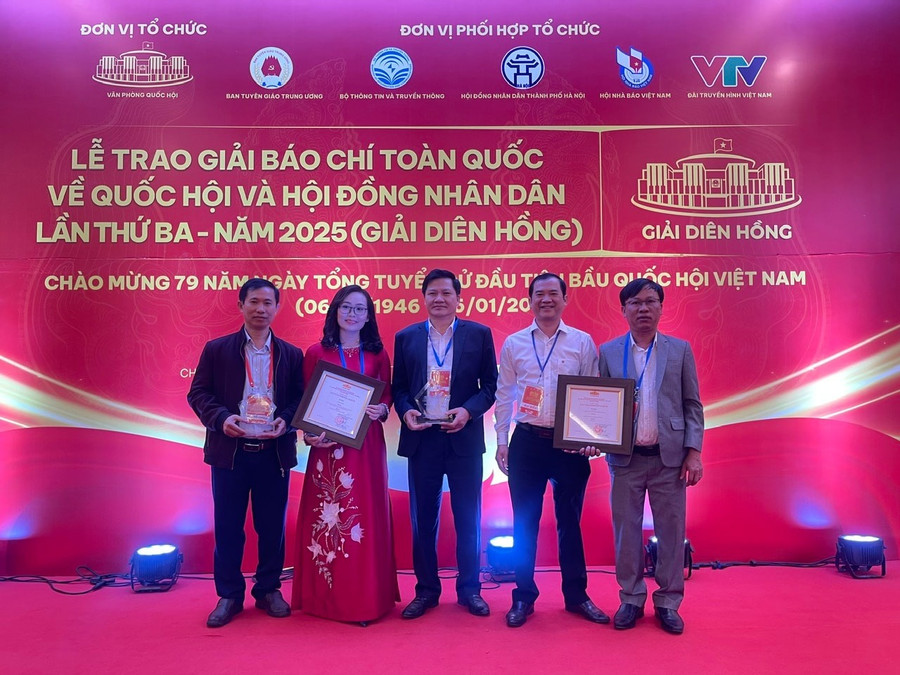Phó Chủ tịch Thường trực HĐND tỉnh Gia Lai Trương Văn Đạt chúc mừng các tác giả của Báo và Đài Phát thanh - Truyền hình Gia Lai đoạt giải Diên Hồng lần thứ 3. Ảnh: Hoàng Thanh Phó Chủ tịch Thường trực HĐND tỉnh Gia Lai Trương Văn Đạt chúc mừng các tác giả của Báo và Đài Phát thanh - Truyền hình Gia Lai đoạt giải Diên Hồng lần thứ 3. Ảnh: Hoàng Thanh