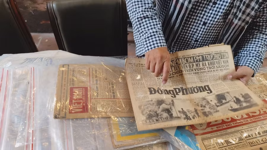 Từng tờ báo được ông nâng niu, tỉ mỉ cho vào từng túi ni lông riêng, thể hiện sự trân trọng đối với từng món "cổ" vật.