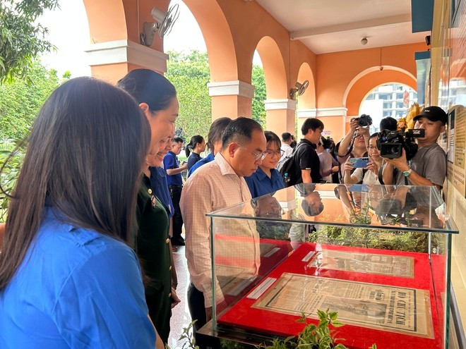 Đại biểu và khách tham quan xem các tài liệu, hiện vật về Chủ tịch Hồ Chí Minh Đại biểu và khách tham quan xem các tài liệu, hiện vật về Chủ tịch Hồ Chí Minh