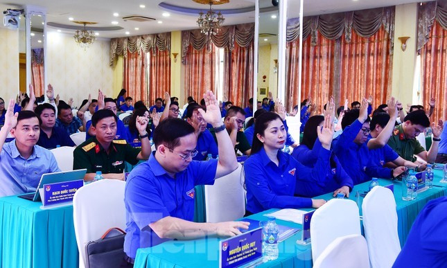Các đại biểu biểu quyết nội dung chương trình hội nghị. Ảnh: Xuân Tùng Các đại biểu biểu quyết nội dung chương trình hội nghị. Ảnh: Xuân Tùng