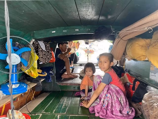 Gia đình chị Hồng (4 người) ngày ngày xoay xở trong không gian chật hẹp của nhà thuyền