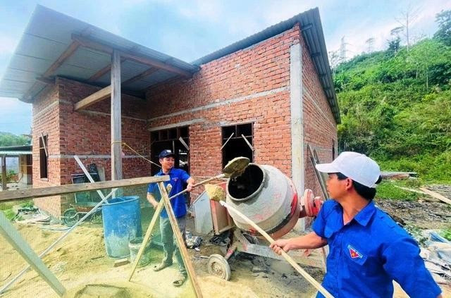 Những ngôi nhà tạm được thay thế bằng ngôi nhà bê tông kiên cố Những ngôi nhà tạm được thay thế bằng ngôi nhà bê tông kiên cố