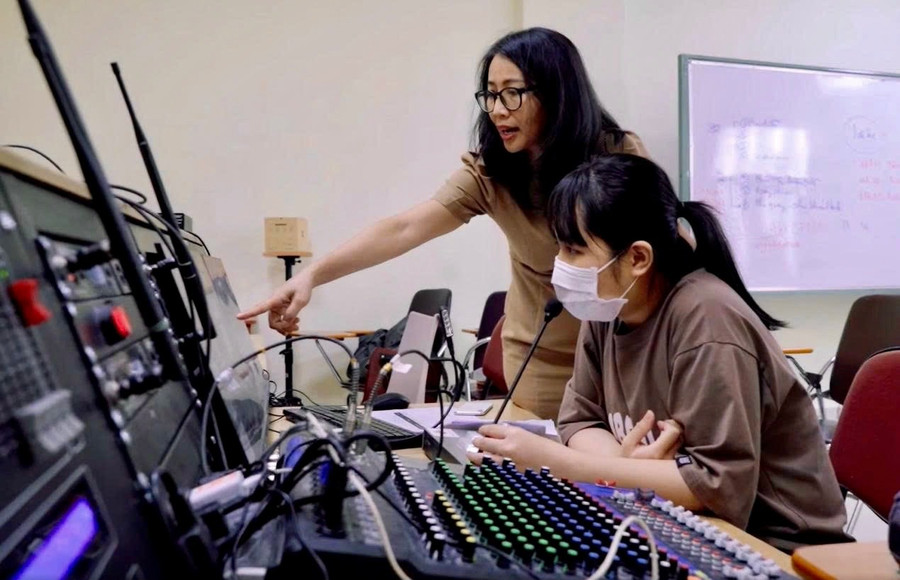 Sinh viên Khoa Báo chí và Truyền thông được thực hành những kỹ năng thực tế ngay trong phòng thu hiện đại. Sinh viên Khoa Báo chí và Truyền thông được thực hành những kỹ năng thực tế ngay trong phòng thu hiện đại.