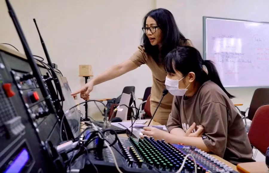 Sinh viên Khoa Báo chí và Truyền thông được thực hành những kỹ năng thực tế ngay trong phòng thu hiện đại.