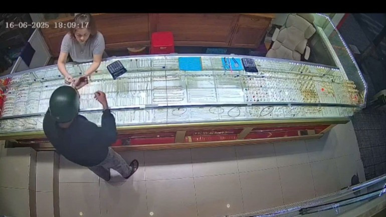 Camara an ninh ghi lại cảnh Hùng giả vờ mua vàng. Camara an ninh ghi lại cảnh Hùng giả vờ mua vàng.