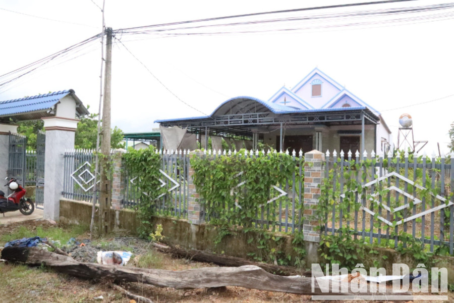 Nhờ phát triển mô hình chăn nuôi từ nguồn vốn vay của Ngân hàng Chính sách xã hội huyện Ea Súp, gia đình ông Nguyễn Văn Tuấn đã vươn lên thoát nghèo và xây dựng nhà cửa khang trang ngay trên địa bàn biên giới của tỉnh Đắk Lắk.