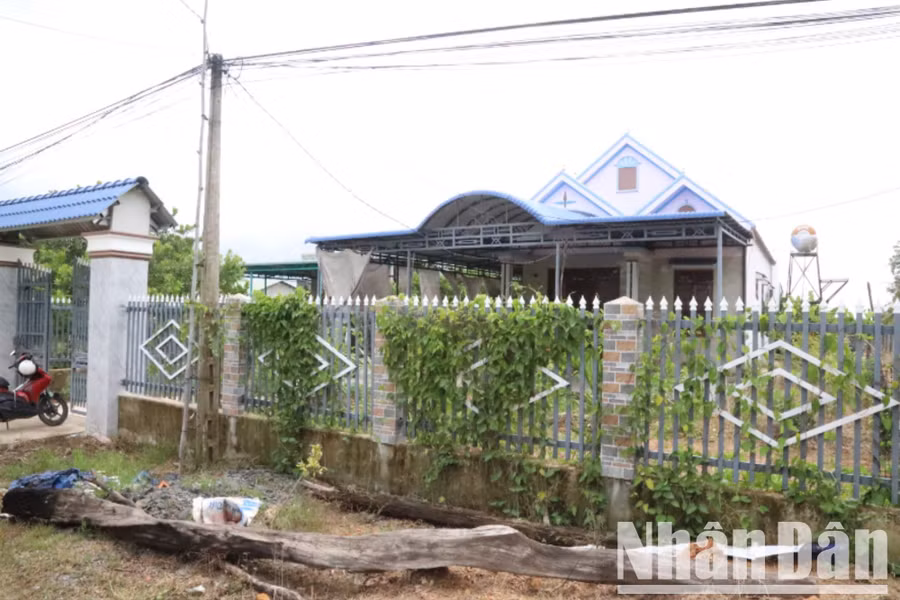 Nhờ phát triển mô hình chăn nuôi từ nguồn vốn vay của Ngân hàng Chính sách xã hội huyện Ea Súp, gia đình ông Nguyễn Văn Tuấn đã vươn lên thoát nghèo và xây dựng nhà cửa khang trang ngay trên địa bàn biên giới của tỉnh Đắk Lắk.