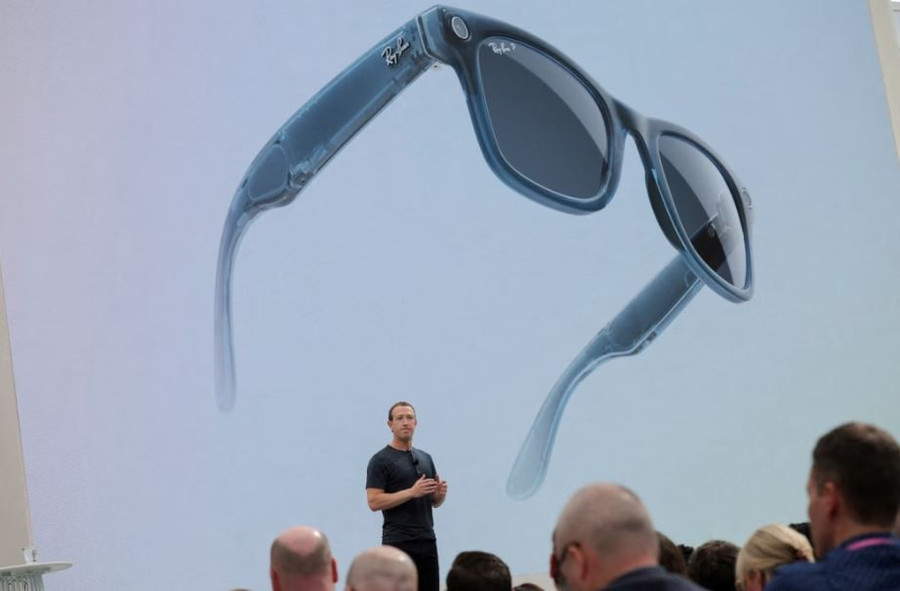 CEO Mark Zuckerberg tại sự kiện Meta năm 2023, với kính thông minh Ray-Ban trên màn hình. Ảnh tư liệu: Reuters CEO Mark Zuckerberg tại sự kiện Meta năm 2023, với kính thông minh Ray-Ban trên màn hình. Ảnh tư liệu: Reuters
