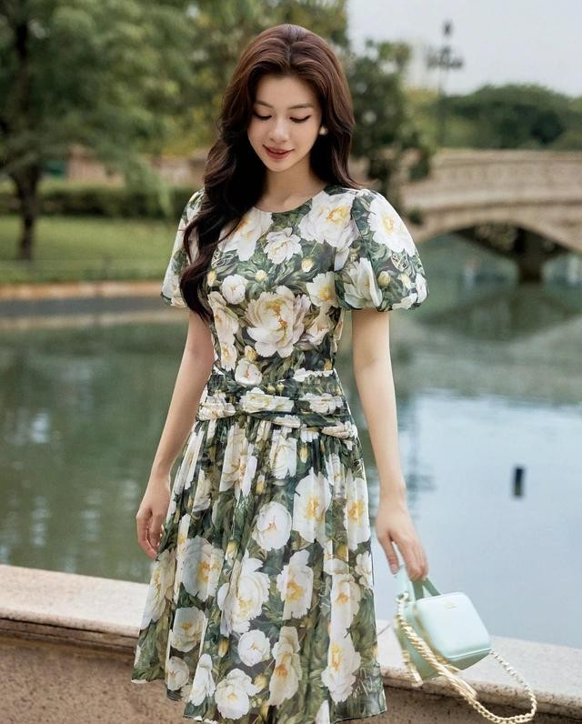 Họa tiết hoa cỡ lớn tạo nên ấn tượng sâu sắc cho tủ đồ mùa hè của quý cô, khi thiết kế không chỉ thu hút ánh nhìn vào họa tiết mà còn gây chú ý bởi các chi tiết sáng tạo như tay nhún phồng, đường xếp nếp xoắn eo khéo che khuyết điểm
