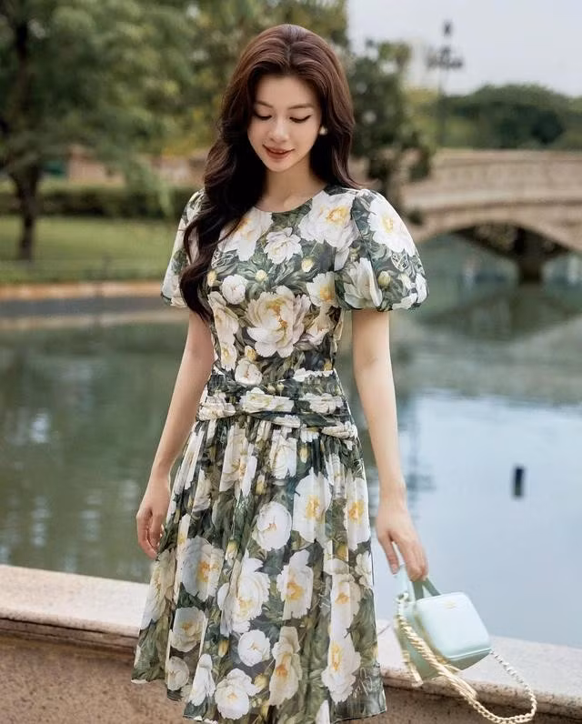 Họa tiết hoa cỡ lớn tạo nên ấn tượng sâu sắc cho tủ đồ mùa hè của quý cô, khi thiết kế không chỉ thu hút ánh nhìn vào họa tiết mà còn gây chú ý bởi các chi tiết sáng tạo như tay nhún phồng, đường xếp nếp xoắn eo khéo che khuyết điểm