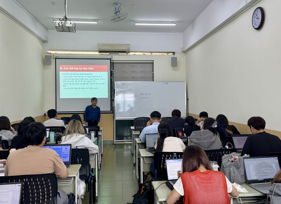 Sinh viên năm thứ nhất Khoa Báo chí và Truyền thông trong tiết học môn Tác phẩm và thể loại báo chí. Sinh viên năm thứ nhất Khoa Báo chí và Truyền thông trong tiết học môn Tác phẩm và thể loại báo chí.